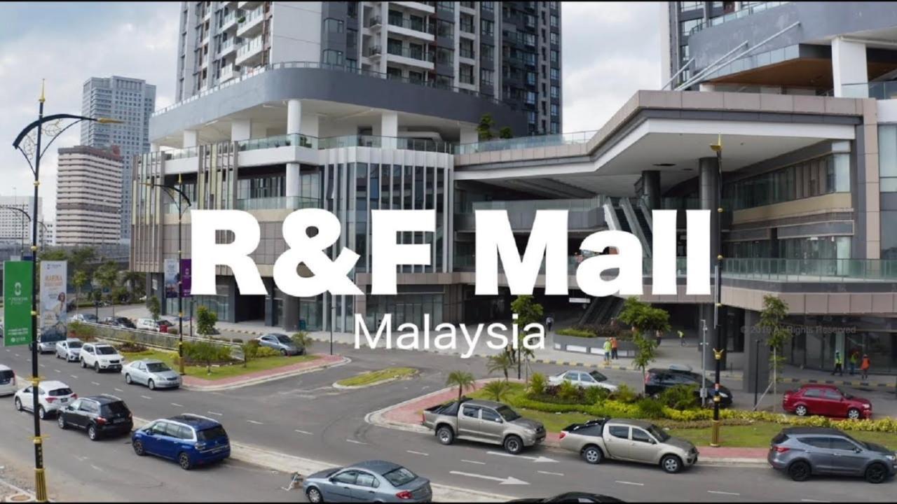 Paragon Suites Studios With Private Jacuzzi Near Ciq Rts Johor Bahru Exterior foto