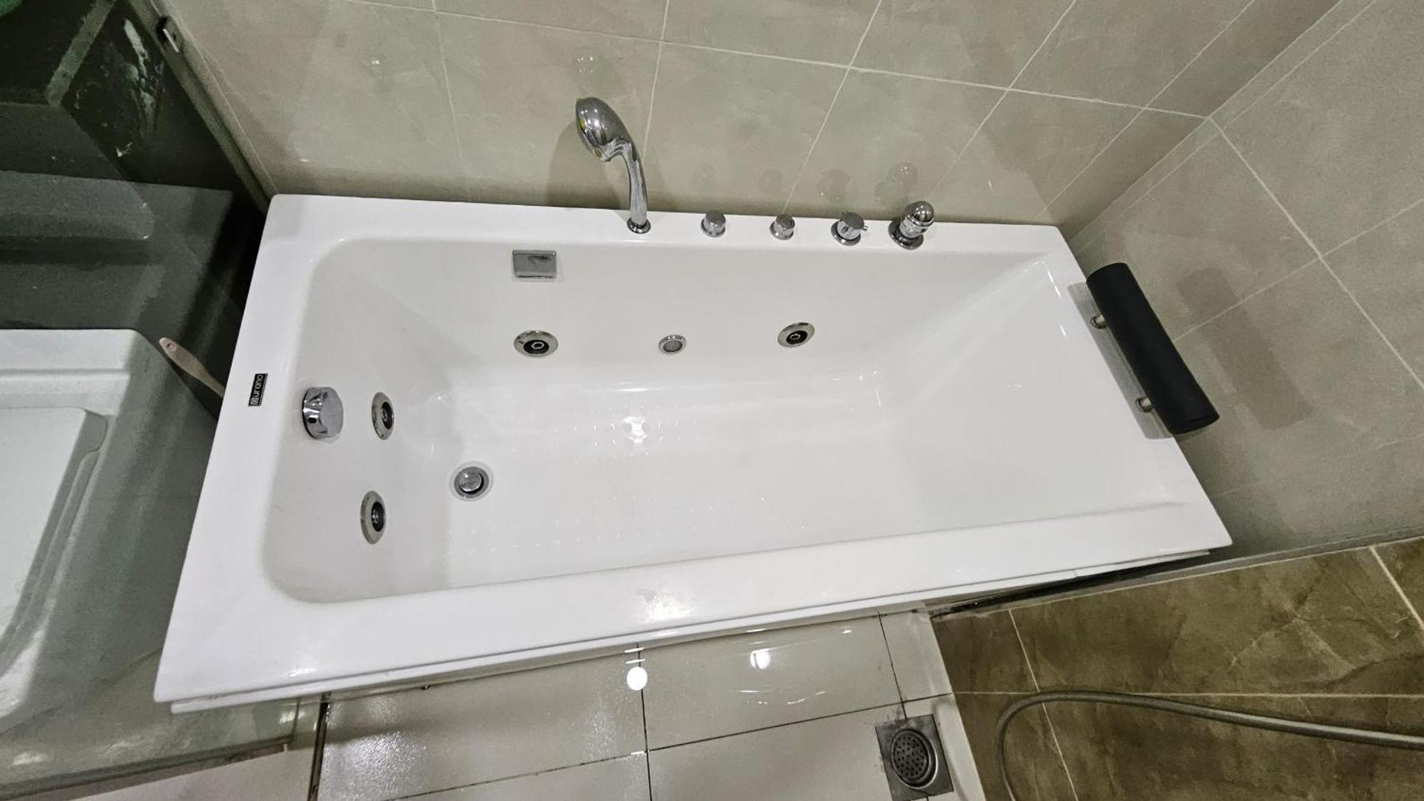 Paragon Suites Studios With Private Jacuzzi Near Ciq Rts Johor Bahru Exterior foto
