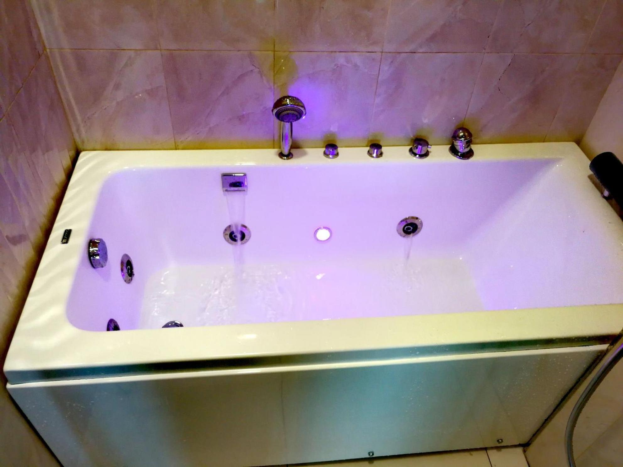Paragon Suites Studios With Private Jacuzzi Near Ciq Rts Johor Bahru Exterior foto