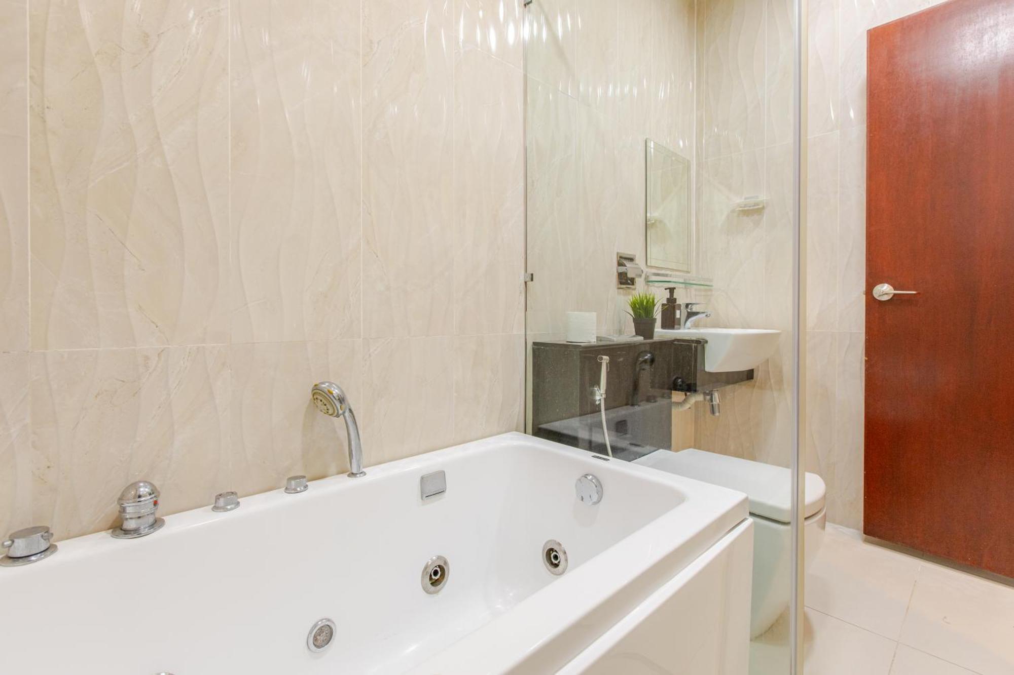 Paragon Suites Studios With Private Jacuzzi Near Ciq Rts Johor Bahru Exterior foto